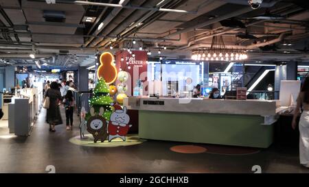 Geschmückter Weihnachtsbaum im Siam Paragon Shopping Mall Bangkok Thailand Stockfoto