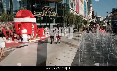 Geschmückter Weihnachtsbaum im Siam Paragon Shopping Mall Plaza Bangkok Thailand Stockfoto