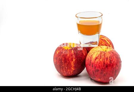 Small Shot Glas Bio Apfelessig mit der Mutter, roh und nicht pasteurisiert. Small Shot Glas von Bio Apfelessig ist auf drei Fr. Stockfoto