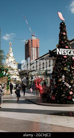 Geschmückter Weihnachtsbaum im Siam Paragon Shopping Mall Plaza Bangkok Thailand Stockfoto