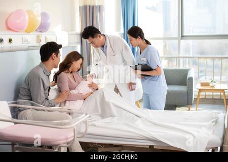 Arzt und neue Patente in der Krankenhausabteilung Stockfoto