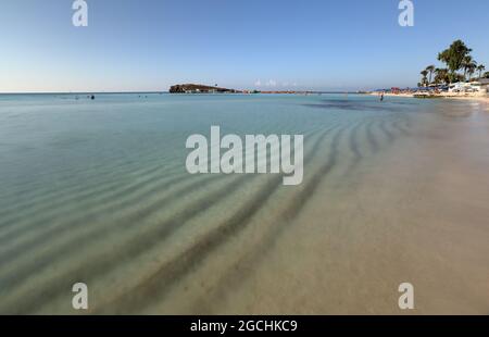 Wunderschöne reine mediterrane Meeresbucht, Sandstrand, Nissi Strand, Aya Napa, Zypern. Stockfoto