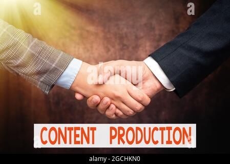 Textunterschrift zur Darstellung der Content-Produktion. Konzeptionelle Foto-Art der Entwicklung und Erstellung von visuellen oder schriftlichen Assets zwei professionell gut gekleidet Stockfoto