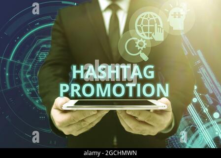 Hashtag-Promotion für konzeptionelle Untertitel. Geschäftsansatz mehr zeigen können entdecken und interagieren mit Ihren Inhalten man in Office Uniform Holding Tablet Stockfoto