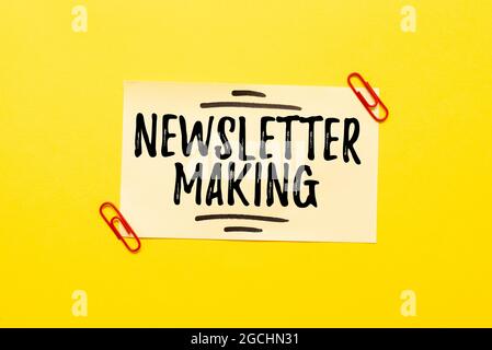 Konzeptionelle Bildunterschrift Newsletter erstellen. Business Approach gedruckter Bericht mit Nachrichten oder Aktivitäten eines geschäftskritischen Denkens, der Hinweise findet Stockfoto