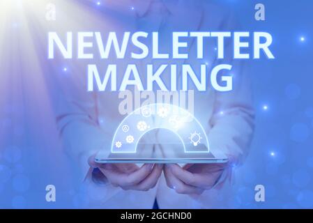 Konzeptionelle Bildunterschrift Newsletter erstellen. Geschäftsübersicht gedruckter Bericht mit Nachrichten oder Aktivitäten einer Geschäftsfrau in Uniform Holding Pen Phone Stockfoto
