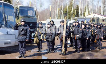 Elektrostal, Russland. April 2018. Soldaten der russischen Garde begrüßen ihre Vorgesetzten während der Militärübung.in Elektrostal wurde eine praktische Lektion mit Militärangehörigen und Mitarbeitern von Spezialeinheiten des Zentralbezirks der russischen Garde abgehalten. (Bild: © Mihail Tokmakov/SOPA Images via ZUMA Press Wire) Stockfoto