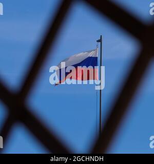 Elektrostal, Russland. April 2018. Blick auf die russische Flagge während der Militärübung.in Elektrostal wurde eine praktische Lektion mit Militärangehörigen und Mitarbeitern von Spezialeinheiten des Zentralbezirks der Russischen Garde abgehalten. (Bild: © Mihail Tokmakov/SOPA Images via ZUMA Press Wire) Stockfoto