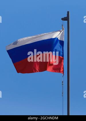 Elektrostal, Russland. April 2018. Blick auf die russische Flagge während der Militärübung.in Elektrostal wurde eine praktische Lektion mit Militärangehörigen und Mitarbeitern von Spezialeinheiten des Zentralbezirks der Russischen Garde abgehalten. (Bild: © Mihail Tokmakov/SOPA Images via ZUMA Press Wire) Stockfoto