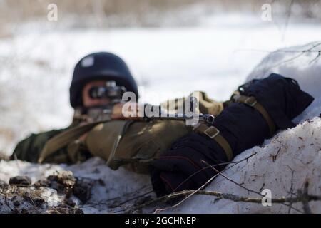 Elektrostal, Russland. April 2018. Ein Scharfschütze der russischen Garde auf einer Schießposition während der Militärübung.in Elektrostal wurde eine praktische Lektion mit Militärangehörigen und Mitarbeitern von Spezialeinheiten des Zentralbezirks der russischen Garde abgehalten. (Bild: © Mihail Tokmakov/SOPA Images via ZUMA Press Wire) Stockfoto