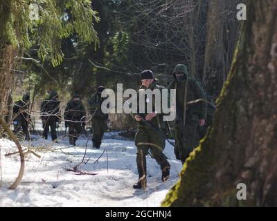 Elektrostal, Russland. April 2018. Spetsnaz-Truppen, die während der Militärübung in einem Wald gesehen wurden.in Elektrostal wurde eine praktische Lektion mit Soldaten und Mitarbeitern von Spezialeinheiten des Zentralbezirks der Russischen Garde abgehalten. (Bild: © Mihail Tokmakov/SOPA Images via ZUMA Press Wire) Stockfoto