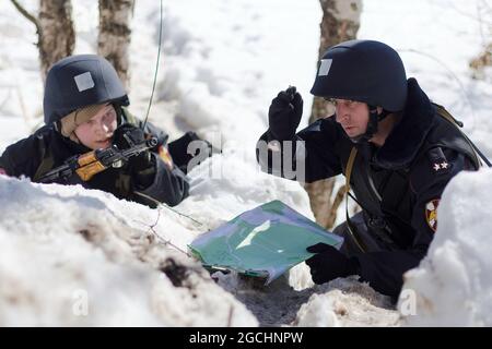 Elektrostal, Russland. April 2018. Ein Kommandant erklärt dem Soldaten seine Aufgabe während der Militärübung.in Elektrostal wurde eine praktische Lektion mit Soldaten und Mitarbeitern von Spezialeinheiten des Zentralbezirks der Russischen Garde abgehalten. (Bild: © Mihail Tokmakov/SOPA Images via ZUMA Press Wire) Stockfoto