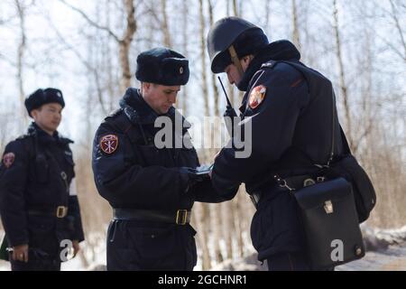 Elektrostal, Russland. April 2018. Ein Kommandant der Einheit Rosgvardia sah während der Militärübung, wie er die Aufgaben erklärte.in Elektrostal wurde eine praktische Lektion mit Soldaten und Mitarbeitern von Spezialeinheiten des Zentralbezirks der Russischen Garde abgehalten. (Bild: © Mihail Tokmakov/SOPA Images via ZUMA Press Wire) Stockfoto