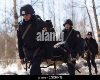 Elektrostal, Russland. April 2018. Soldaten der Nationalgarde evakuieren während der Militärübung einen verwundeten Kameraden.in Elektrostal wurde eine praktische Lektion mit Militärangehörigen und Mitarbeitern von Spezialeinheiten des Zentralbezirks der Russischen Garde abgehalten. (Bild: © Mihail Tokmakov/SOPA Images via ZUMA Press Wire) Stockfoto