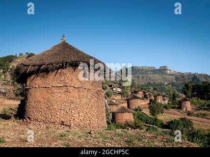 Blick auf die traditionellen runden äthiopischen Tukul-Häuser im hadischen adi-Dorf lalibela äthiopien Stockfoto