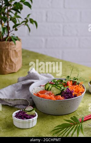 Hawaiianische Schüssel mit Lachs, Reis und Gemüse Stockfoto