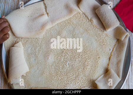 Injera, ein fermentiertes Fladenbrot aus Teffmehl. Es ist das Nationalgericht von Äthiopien, Eritrea, Somalia und Dschibuti Stockfoto