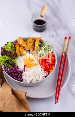 Koreanische Bibimbap. Schüssel mit Fleisch, Reis und Salat Stockfoto