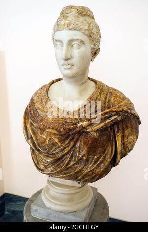 Annia Galerie Faustina der Ältere ( um 100 n. Chr. - 140 n. Chr.) Römische Kaiserin und Ehefrau des römischen Kaiser Antoninus Pius - moderne Alabasterbüste AD 138-141 Stockfoto