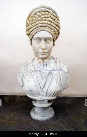 Nicht identifiziertes Porträt einer Frau. Späte Trajanic (110–117 n. Chr.). Marmorbüste. Stockfoto
