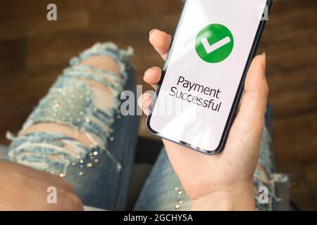 Frau mit Smartphone mit Online-Zahlung erfolgreicher Bildschirm, Banking und Shopping Online-Konzept, Kauf Konzept Foto Stockfoto
