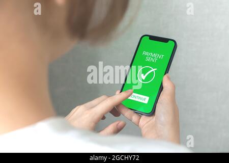 Mobiltelefon für Online-Zahlungen und -Banking, Online-Shopping. Arbeiten von zu Hause Konzeptfoto Stockfoto