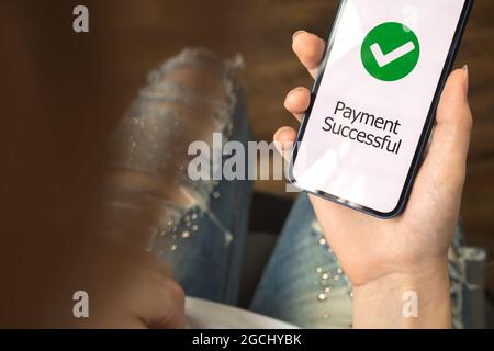 Frau mit Smartphone mit Online-Zahlung erfolgreiche Bildschirm, Banking und Online-Shopping-Konzept Foto Stockfoto