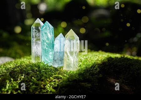 Edelsteine Mineralien auf geheimnisvollen Natur Hintergrund. Magischer Fels für Kristallritual, heilende spirituelle Praxis. Stockfoto