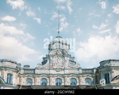 Peterhof, Sankt-Petersburg, Russland, 09. August 2020: Anwesen Znamenka. Elemente der Fassade des Palastes. Bas-Relief mit dem Wappen. Double-HE Stockfoto