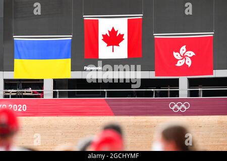 Shizuoka, Japan. August 2021. Flaggen Radfahren: Siegerehrung der Frauen-Sprint-Medaille bei den Olympischen Spielen 2020 in Tokio im Izu Velodrome in Shizuoka, Japan. Quelle: Shutaro Mochizuki/AFLO/Alamy Live News Stockfoto