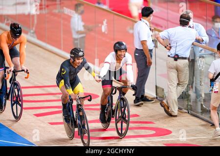 Mohd Azizulhasni Awang (MAS) wird von Jair Tjon en Fa (SUR) nach dem zweiten Platz im Finale Cycling : Men's Keirin während der Olympischen Spiele 2020 in Tokio am 8. August 2021 im Izu Velodrome in Shizuoka, Japan, gratuliert. Quelle: Shutaro Mochizuki/AFLO/Alamy Live News Stockfoto