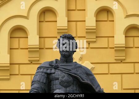 Nischni Nowgorod, Russland, st. Pfeil 3a, 05.08.2021. Denkmal des Großherzogs Alexander Newski vor dem Hintergrund der Kathedrale in Nischni Nowgorod. Stockfoto