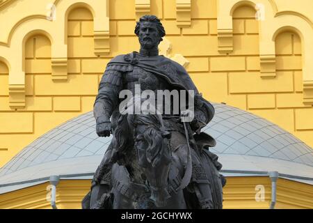 Nischni Nowgorod, Russland, st. Pfeil 3a, 05.08.2021. Denkmal des Großherzogs Alexander Newski vor dem Hintergrund der Kathedrale in Nischni Nowgorod. Stockfoto