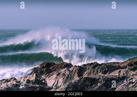 Wilde Wellen brechen über dem Cribbar Reef vor Towan Head in Fistral Bay in Newquay in Cornwall. Stockfoto