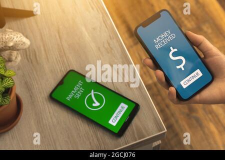 Frau, die per Telefon Geld sendet, indem sie die Online-Banking-Anwendung verwendet. Online Transfer Konzept Foto Stockfoto