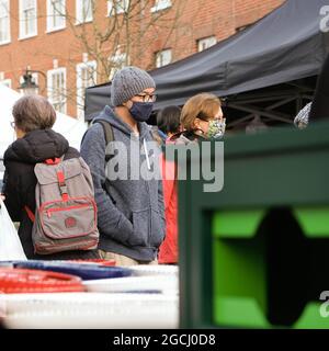 Dezember 2020, Epsom Surrey, London Großbritannien, Anonym Junges Paar oder Freunde mit schützenden Gesichtsbezügen oder Masken während der Covid-19-Pandemie Stockfoto