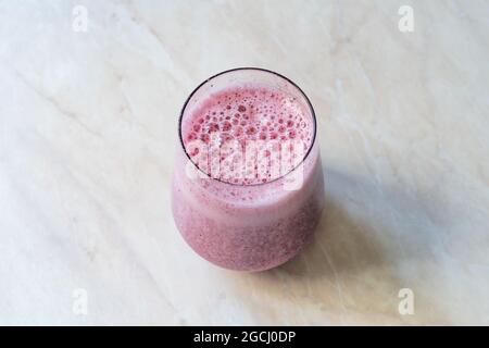 Wassermelone Blueberry Smoothie mit Kollagenpulver in Glas. Bereit zum Trinken. Stockfoto