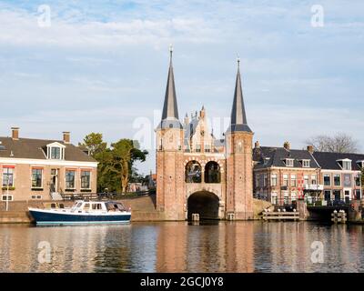 Waterpoort, Wassertor und de Kolk Kanal in der Stadt Snits, Sneek in Friesland, Niederlande Stockfoto