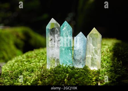 Edelsteine Mineralien auf geheimnisvollen Natur Hintergrund. Magischer Fels für Kristallritual, heilende spirituelle Praxis. Stockfoto