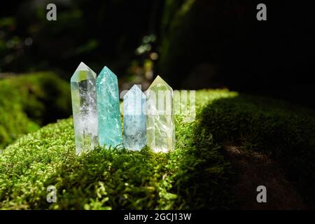 Edelsteine Mineralien auf geheimnisvollen Natur Hintergrund. Magischer Fels für Kristallritual, heilende spirituelle Praxis. Stockfoto