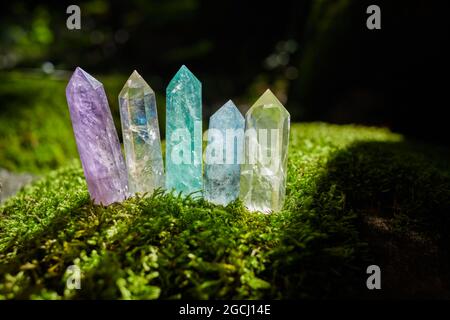 Edelsteine Mineralien auf geheimnisvollen Natur Hintergrund. Magischer Fels für Kristallritual, heilende spirituelle Praxis. Stockfoto