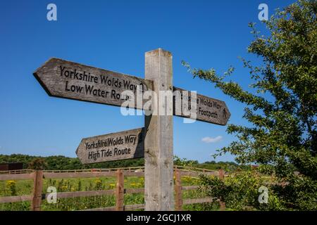 Wegweiser auf dem Yorkshire Wolds Way - ein National Trail in den Yorkshire Wolds. England, Vereinigtes Königreich Stockfoto