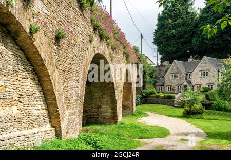 Blick auf die Bath Bridge aus dem 18. Jahrhundert, das Dorf Tetbury, die Cotswolds, England, Großbritannien Stockfoto