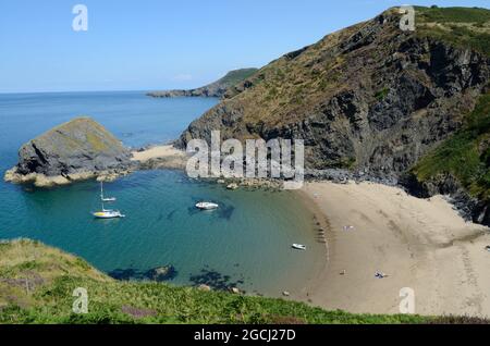 Traeth Bach eine kleine walisische Bucht zwischen Penbryn und Langrannog auf dem Ceredigion Coast Path Wales Großbritannien Stockfoto