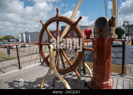 Den Helder, Niederlande. August 2021. Ruder und Kompass eines alten Kriegsschiffes im Hafen von Den Helder. Hochwertige Fotos Stockfoto