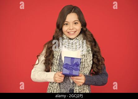 Happy teen Mädchen in warmen Winterkleidung tragen Geschenkbox für weihnachten Urlaub, schwarzen freitag Stockfoto