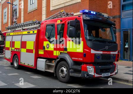 Slough, berkshire, Großbritannien. August 2021. Feuerwehrleute aus Beaconfield, Gerrards Cross und Langley nahmen heute an einem Brand im Wood Flames Pizza Restaurant in der Slough High Street Teil. Glücklicherweise gab es keine gemeldeten Verletzungen und der Brand wurde schnell gelöscht. Die Besatzungen hatten zuvor an einem Unfall auf der M25 teilgenommen. Quelle: Maureen McLean/Alamy Stockfoto