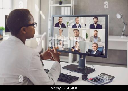 Steuer- oder Prüfungsberater, der Online-Meetings oder -Webinare mit einer Gruppe von Geschäftsleuten führt Stockfoto