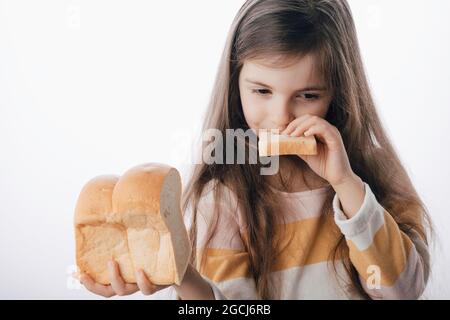 Kleines Mädchen halten ein Stück hausgemachtes gesundes Brot Stockfoto