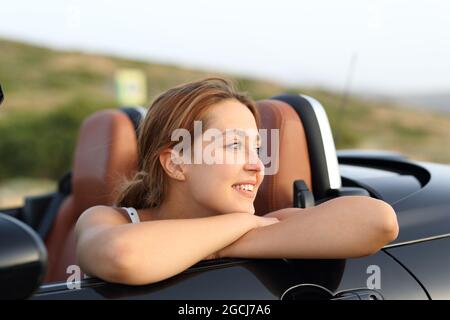 Glücklicher, konvergierender Autofahrer, der sich entspannt und die Aussicht betrachtet Stockfoto